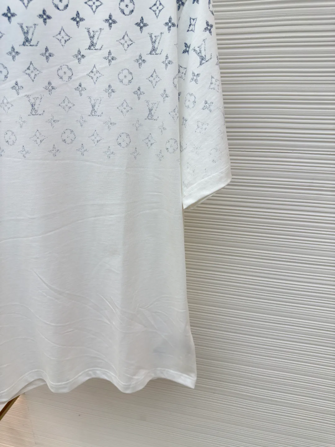 LOUIS VUITTON gradient presbyopic T-shirt ●Authentic product: purchased and developed by 8450 ●Item number: 1680208-A10 ●Fabric: refined sulfur cotton fabric ●Technology: printing production ●Version: fitted version ●Weight: about 305 grams ●Size: XS-S-M-L ●Description: The fabric is made of 32s double-ply combed cotton compact siro-spun yarn, matched with 1*1 flat knitted cotton thread. The entire garment's front and rear panels, left and right sleeves, are printed with Kornit white ink digital direct injection. The first draft is made based on the Y-plate scanned pattern, and the clarity of the first draft is corrected by hand to ensure that the printed flower pieces have a gradient and orderly visual effect. The overall wiring is straight and delicate, the fabric is comfortable and soft, and the color is consistent without color difference. It can be matched with the same style to create a fashionable look and control various occasions. Customized accessories, complete with three standards, same style for men and women!